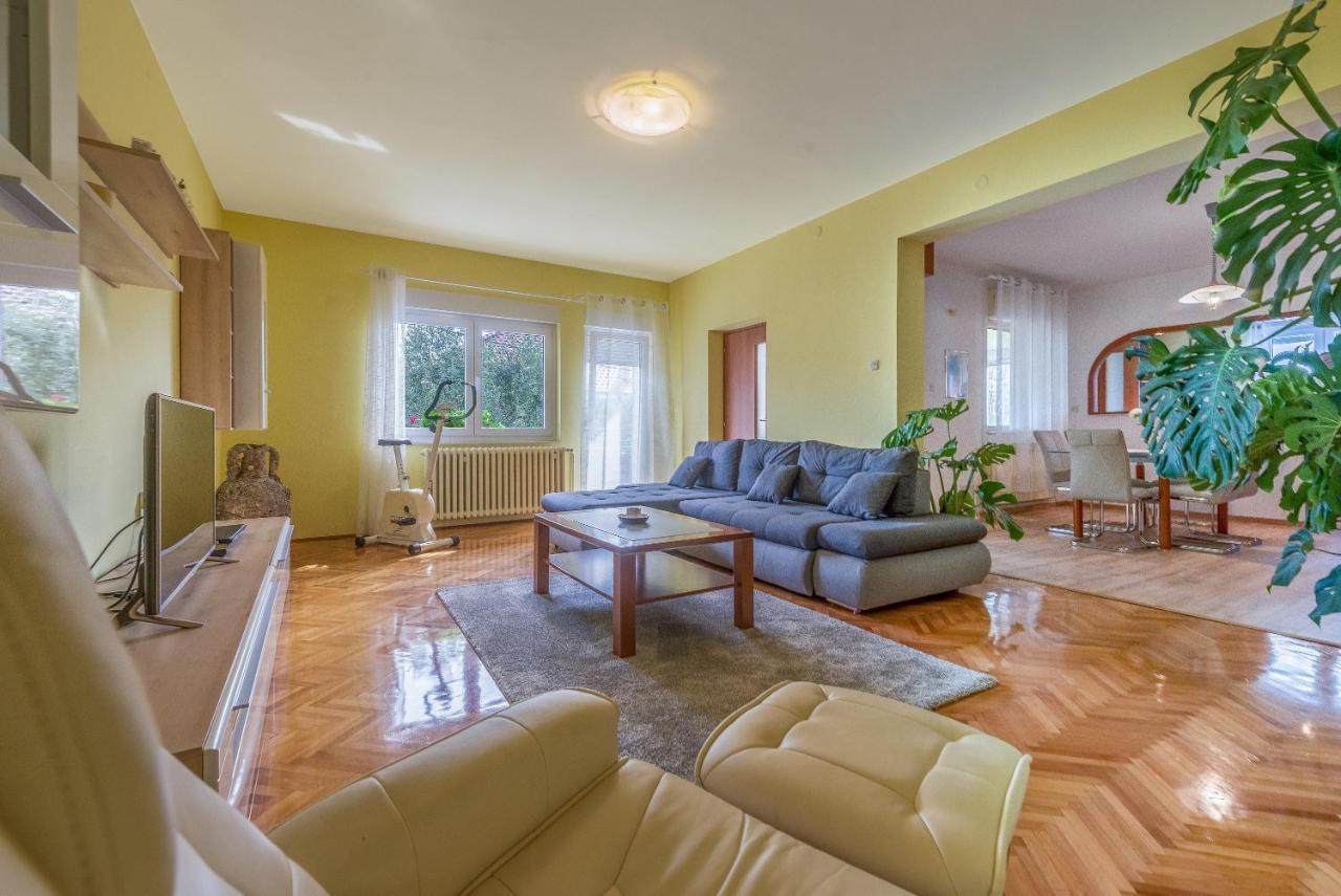 Apartments Villa Odesa With Shared Pool Zadar Bagian luar foto