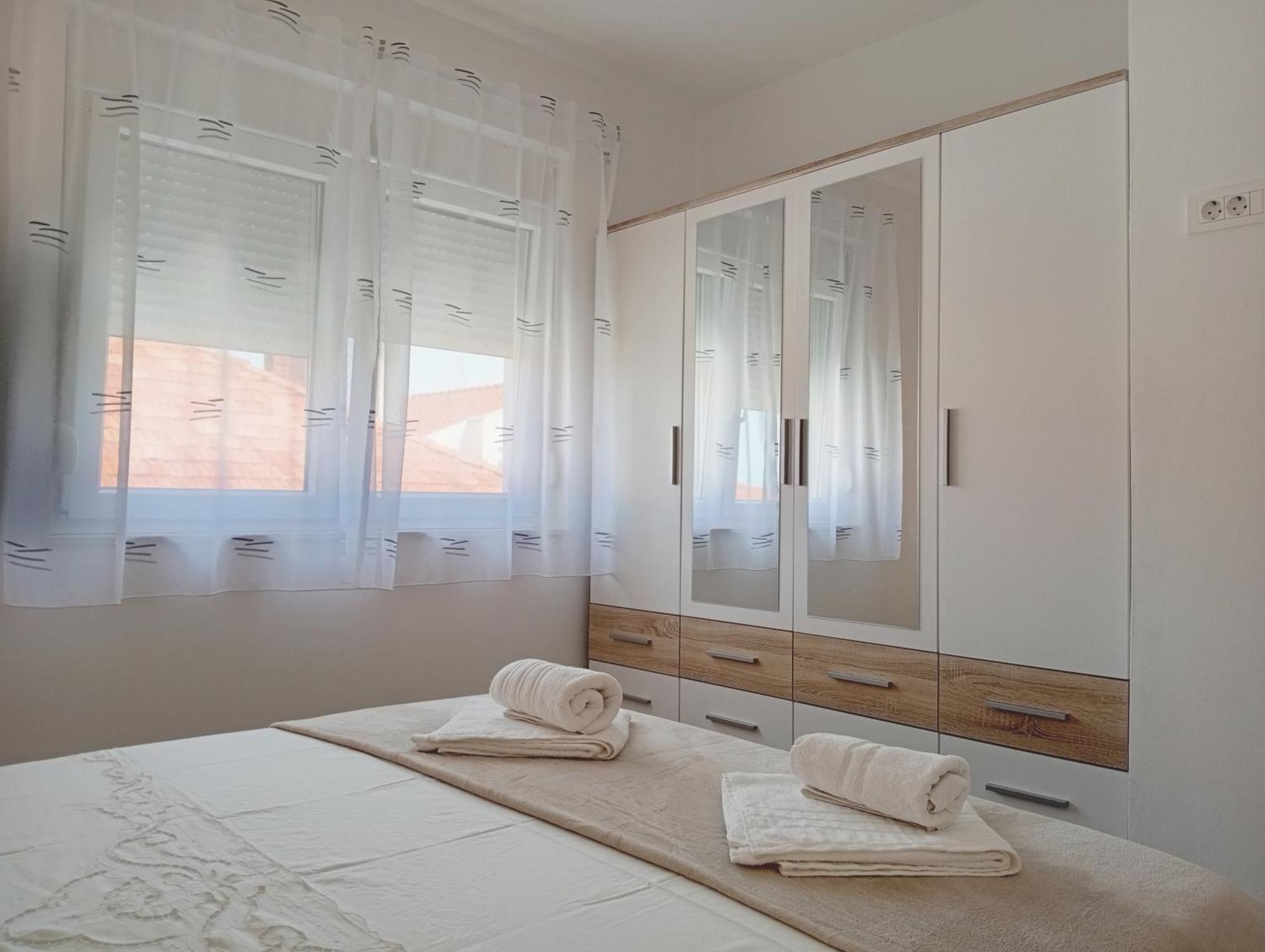 Apartments Villa Odesa With Shared Pool Zadar Bagian luar foto